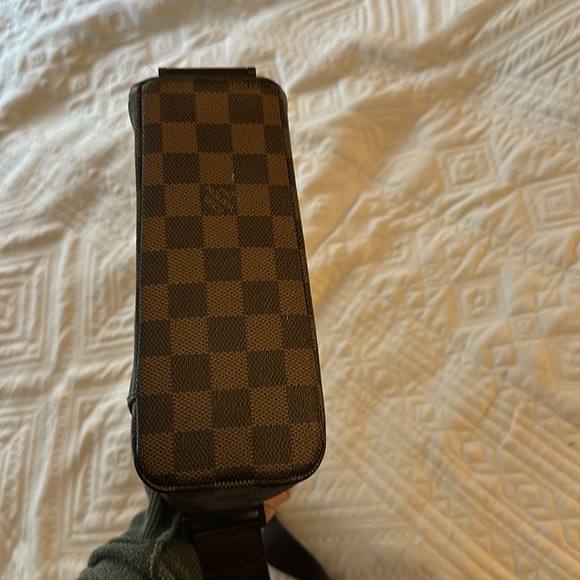 Louis Vuitton Crossbody - Picture 4 of 7